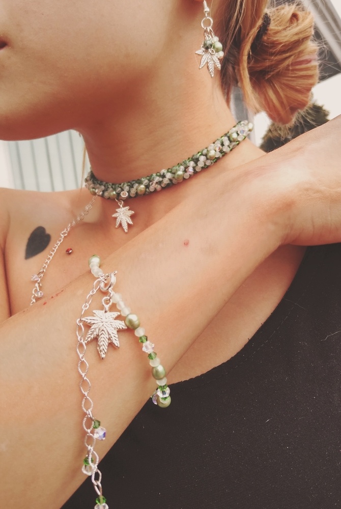 Classy weed Swarovski crystal choker set